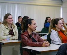 fotos do curso de integração em que aparecem os novos servidores e apresentações feitas por coordenadores e chefes de núcleos.