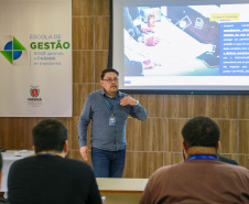 fotos do curso de integração em que aparecem os novos servidores e apresentações feitas por coordenadores e chefes de núcleos.