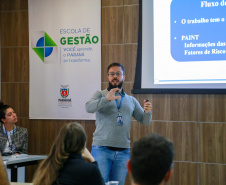 fotos do curso de integração em que aparecem os novos servidores e apresentações feitas por coordenadores e chefes de núcleos.