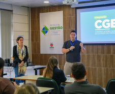 fotos do curso de integração em que aparecem os novos servidores e apresentações feitas por coordenadores e chefes de núcleos.