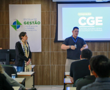 fotos do curso de integração em que aparecem os novos servidores e apresentações feitas por coordenadores e chefes de núcleos.