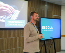 fotos do curso de integração em que aparecem os novos servidores e apresentações feitas por coordenadores e chefes de núcleos.