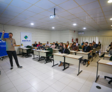 fotos do curso de integração em que aparecem os novos servidores e apresentações feitas por coordenadores e chefes de núcleos.