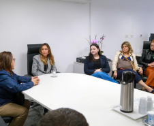 Equipe da prefeitura de Pinhais visita coordenações da CGE