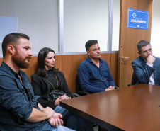 Equipe da prefeitura de Pinhais visita coordenações da CGE