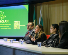 Autoridades falam para plateia sobre a lei de licitações e atividades de controle.