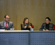 Autoridades falam para plateia sobre a lei de licitações e atividades de controle.