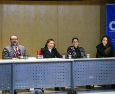Autoridades falam para plateia sobre a lei de licitações e atividades de controle.