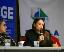 Autoridades falam para plateia sobre a lei de licitações e atividades de controle.
