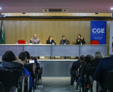 Autoridades falam para plateia sobre a lei de licitações e atividades de controle.