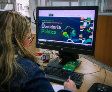 servidora da ouvidoria-geral vê página na internet sobre o curso