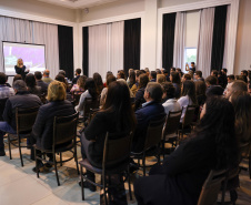 reunião de servidores da CGE para paletra de aniversário