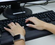 mãos sobre teclados