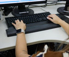 mãos sobre teclados