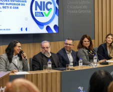 agentes das universidades assistem às palestras no encontro.