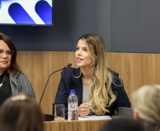 agentes das universidades assistem às palestras no encontro.