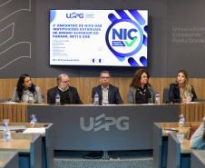 agentes das universidades assistem às palestras no encontro.