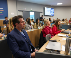 agentes das universidades assistem às palestras no encontro.