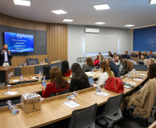 agentes das universidades assistem às palestras no encontro.