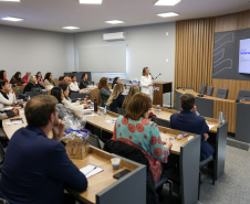 agentes das universidades assistem às palestras no encontro.