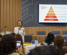 agentes das universidades assistem às palestras no encontro.