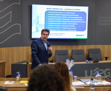 agentes das universidades assistem às palestras no encontro.