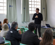 agentes das universidades assistem às palestras no encontro.