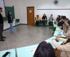 agentes das universidades assistem às palestras no encontro.