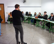 agentes das universidades assistem às palestras no encontro.