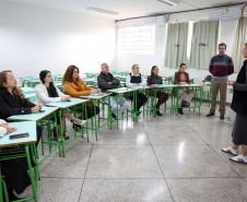 agentes das universidades assistem às palestras no encontro.