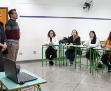 agentes das universidades assistem às palestras no encontro.