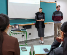 agentes das universidades assistem às palestras no encontro.