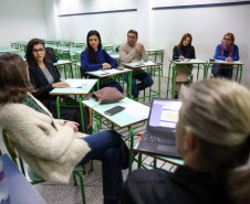 agentes das universidades assistem às palestras no encontro.
