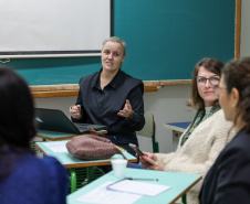 agentes das universidades assistem às palestras no encontro.