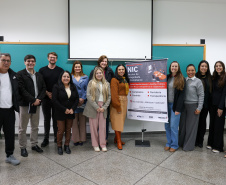 agentes das universidades assistem às palestras no encontro.
