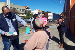 agentes do controle social e da ouvidoria da CGE entrevistam beneficiários do cartão comida boa.