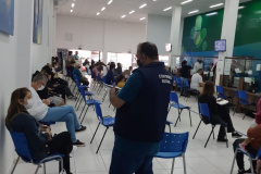 Trabalho da CGE itinerante entrevistando pessoas.