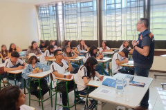 Equipe CGE conversa com alunos de escolas estaduais.