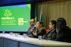 Autoridades falam para plateia sobre a lei de licitações e atividades de controle.
