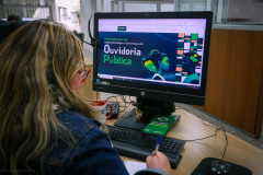 servidora da ouvidoria-geral vê página na internet sobre o curso