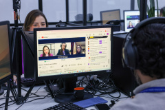 servidores participam de webinar