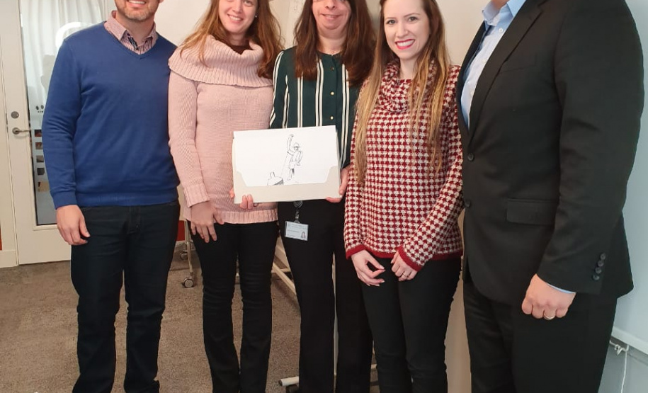 A conselheira Nana Schnipper recebeu gravura de Poty.