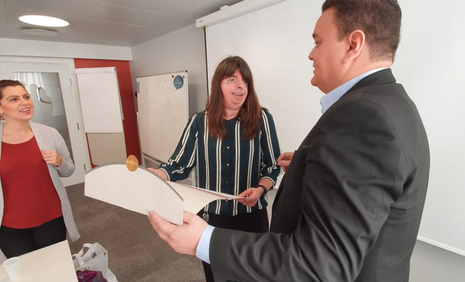 A conselheira Nana Schnipper recebeu gravura de Poty.