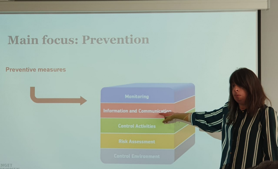 A conselheira Nana Schnipper nos mostrou a Auditoria Nacional (Regrevisionen)