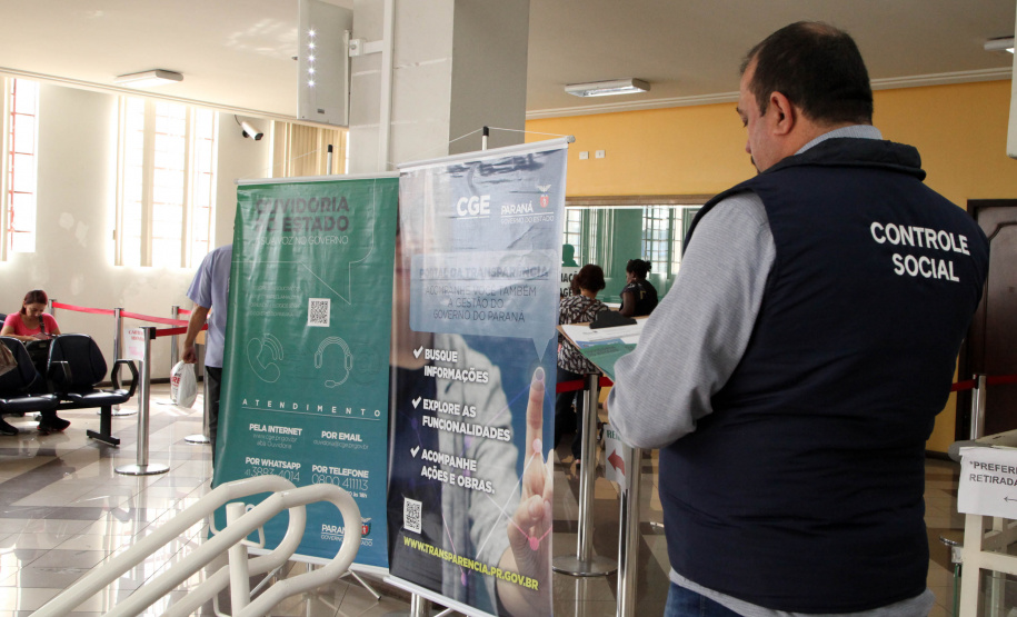 Agentes da CGE fazem pesquisa de satisfação.