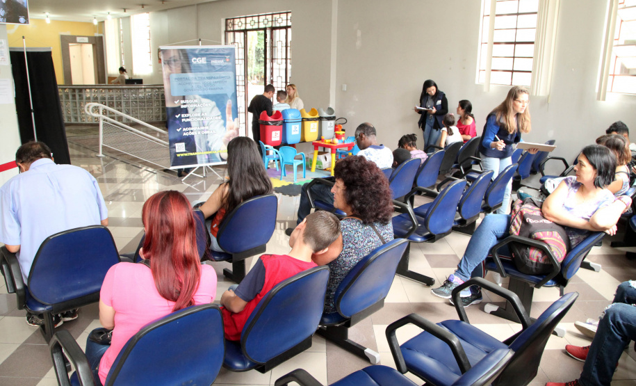 Agentes da CGE fazem pesquisa de satisfação.