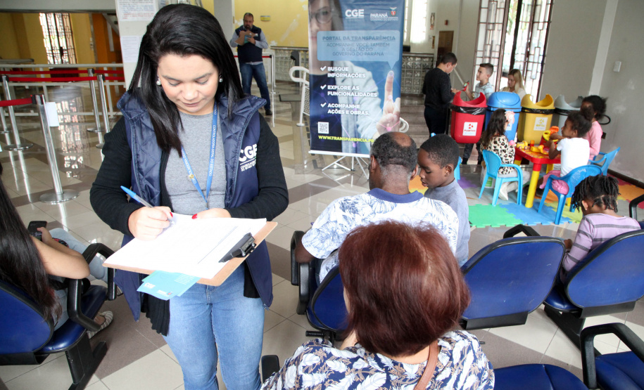 Agentes da CGE fazem pesquisa de satisfação.