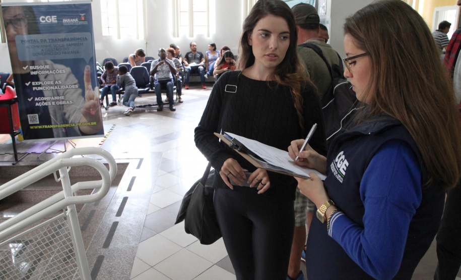 Agentes da CGE fazem pesquisa de satisfação.