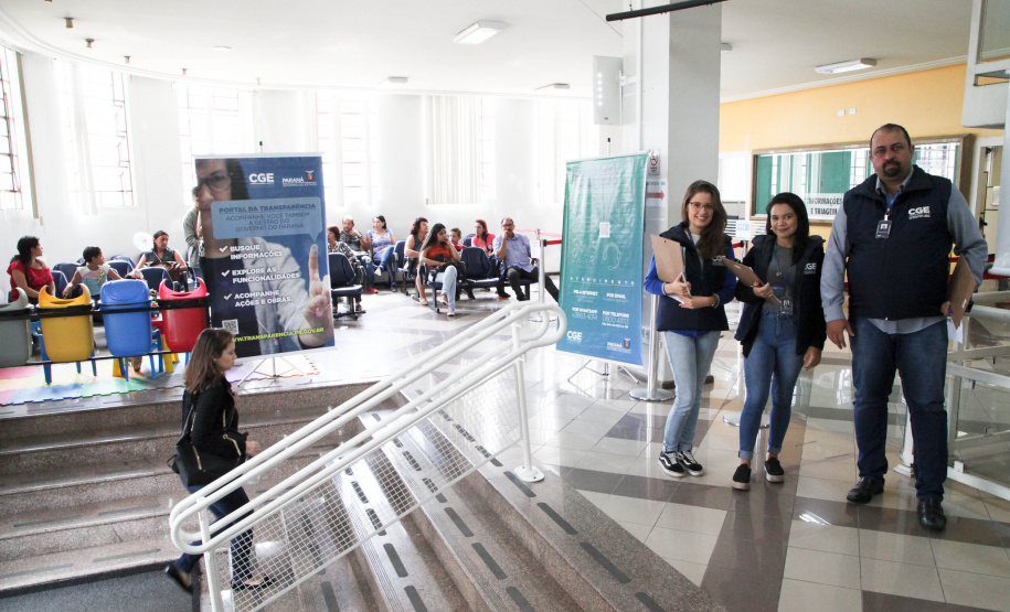 Agentes da CGE fazem pesquisa de satisfação.