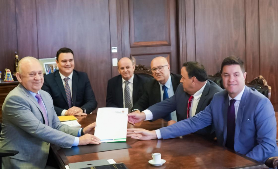 Raul Siqueira entrega projeto na Alep